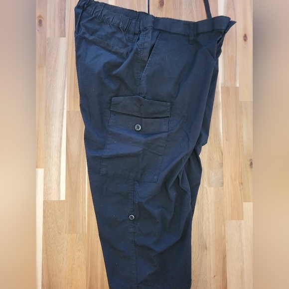 Uniqlo -  Black Cropped Cargo Pants (Large) - Picture 4 of 5